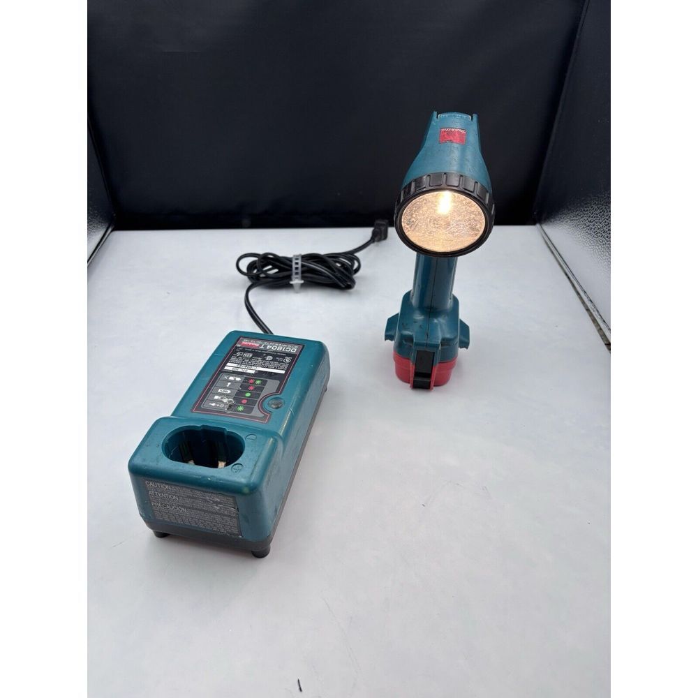 Makita Flashlight With Battery And Battery Charger‎ Tested Works ML903.  (2528)